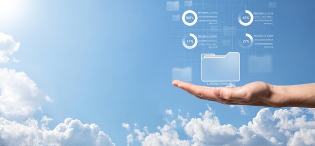 Mano de desarrollador de negocios utilizando el marco de la placa en una computadora virtual moderna que muestra innovación Desarrollo de software ágil herramienta de gestión de proyectos lean concepto de cambios rápidos Sistema de gestión de documentos DMS
