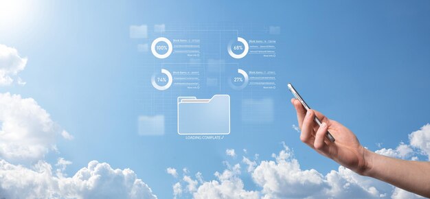 Mano de desarrollador de negocios utilizando el marco de la placa en una computadora virtual moderna que muestra innovación Desarrollo de software ágil herramienta de gestión de proyectos lean concepto de cambios rápidos Sistema de gestión de documentos DMS