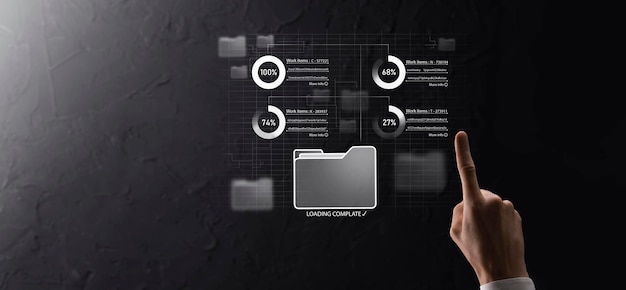 Mano de desarrollador de negocios utilizando el marco de la placa en una computadora virtual moderna que muestra innovación Desarrollo de software ágil herramienta de gestión de proyectos lean concepto de cambios rápidos Sistema de gestión de documentos DMS