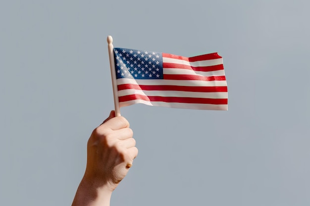 mano del día del trabajo sosteniendo la bandera de estados unidos