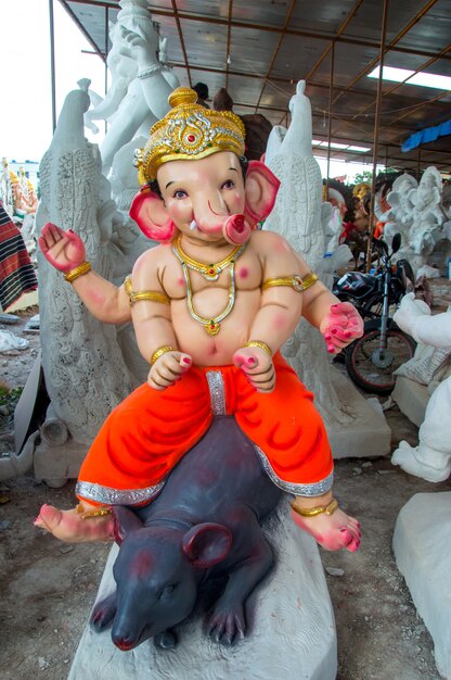 Mano del dios hindú Ganesha durante el festival