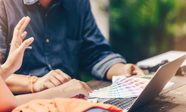 La mano del diseñador está discutiendo los colores utilizados en el producto