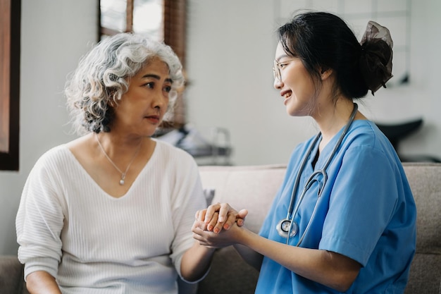 La mano del doctor tranquiliza al paciente anciano