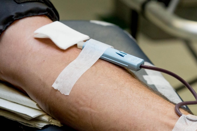 Una mano donando sangre a través de un tubo de extracción de sangre