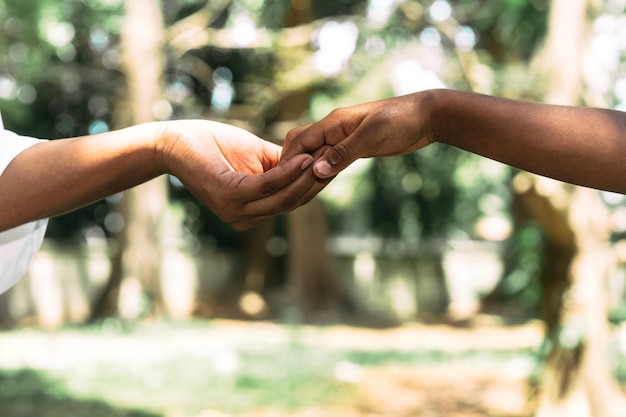 Foto mano de dos personas irreconocibles haciendo contacto concepto de amor de madres