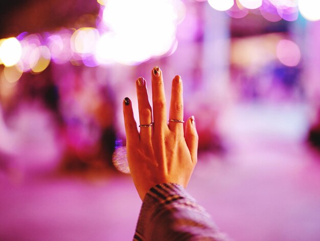 Foto mano elegante con arte de uñas y accesorios