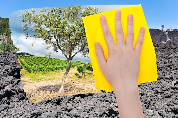 La mano elimina la lava en el volcán Etna con tela amarilla