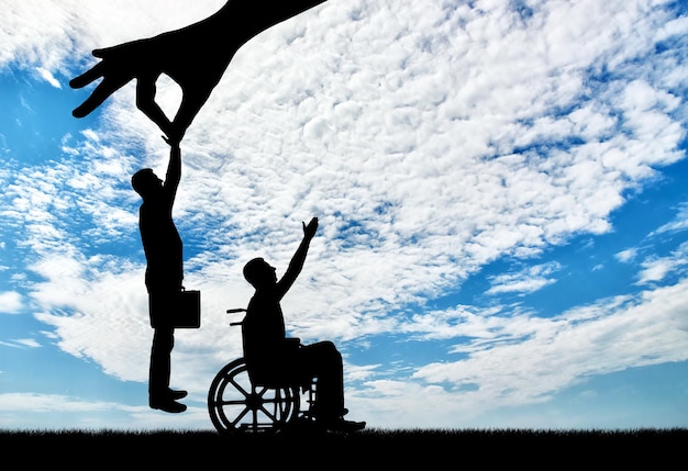La mano del empleador elige a un empleado sano, no a una persona discapacitada en silla de ruedas. El concepto de discriminación y desigualdad en el empleo de personas con discapacidad