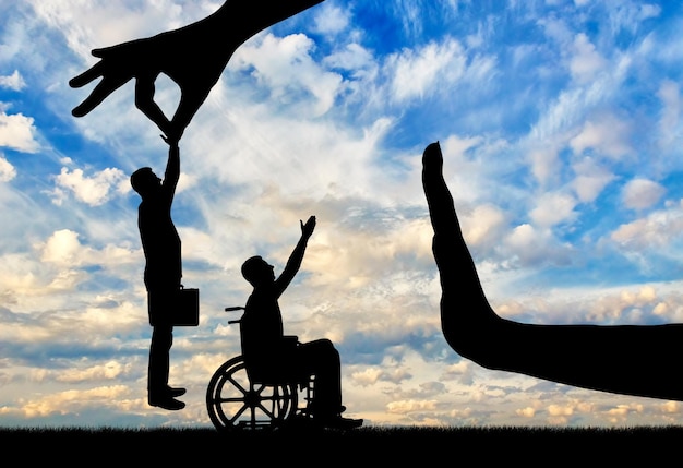 La mano del empleador elige a un empleado sano, no a una persona discapacitada en silla de ruedas. El concepto de discriminación y desigualdad en el empleo de personas con discapacidad
