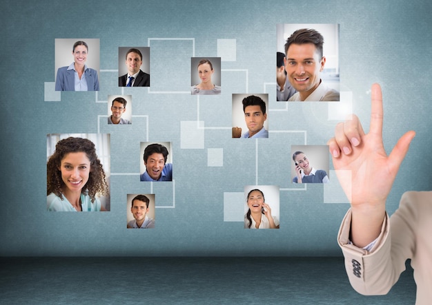 Mano de empresarias interactuando y eligiendo a una persona de la interfaz de un grupo de personas