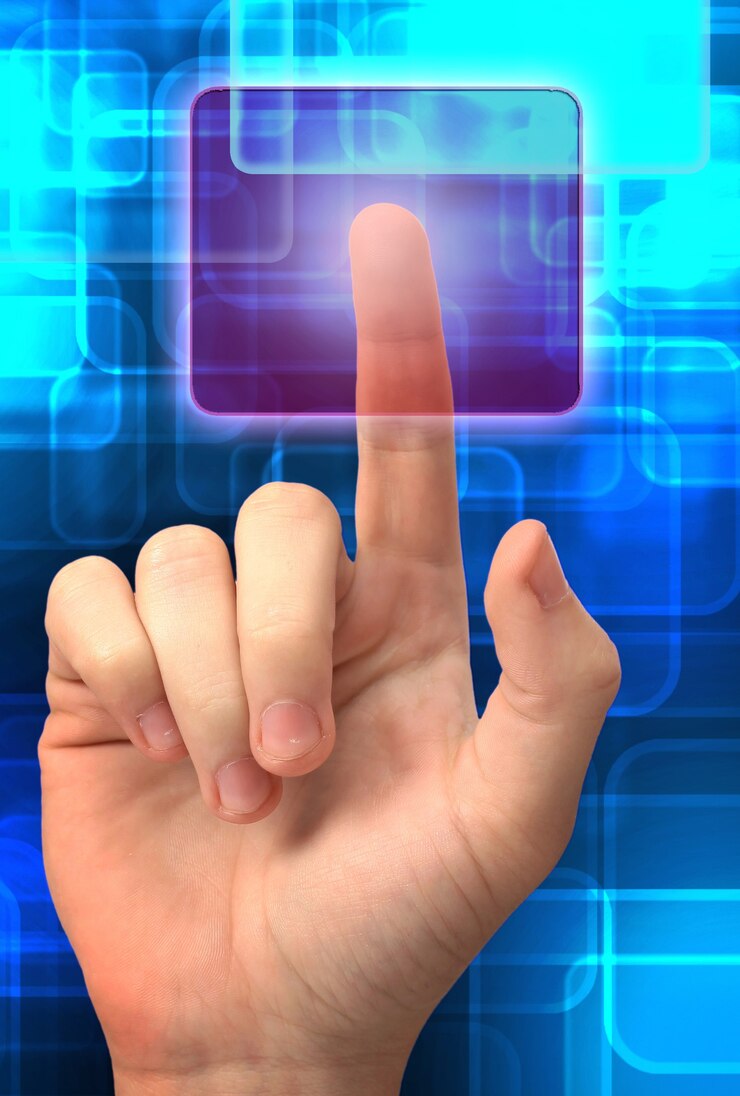 Foto mano de empresario presionando un botón en una interfaz de pantalla táctil