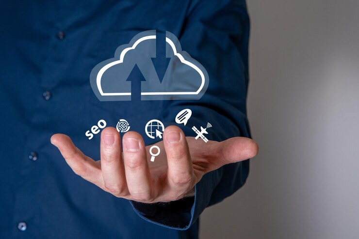 Foto mano de empresario sosteniendo el concepto de computación en la nube en la palma