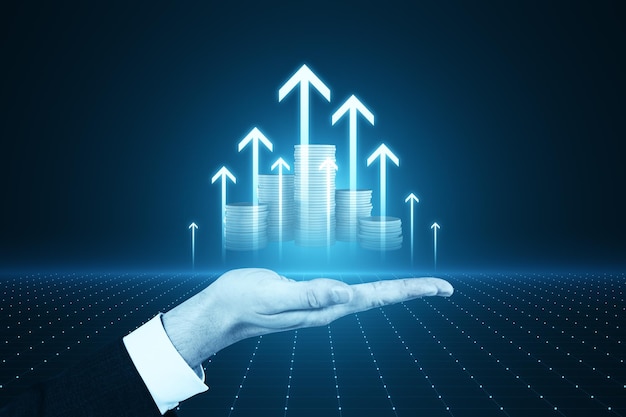 mano del empresario sosteniendo flechas digitales sobre fondo azul