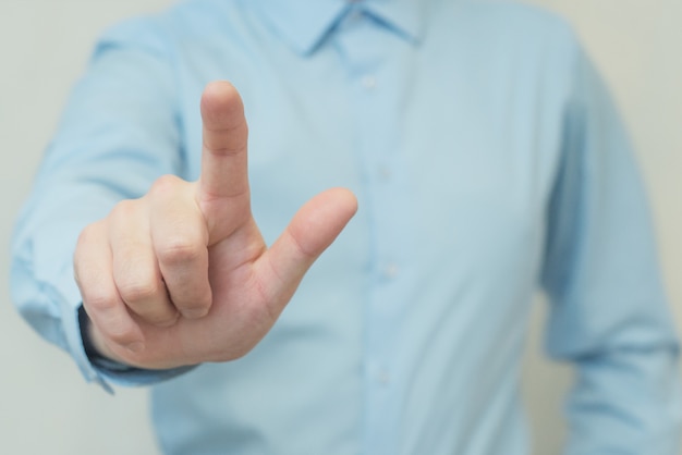 Foto mano de empresario tocando la pantalla virtual vacía