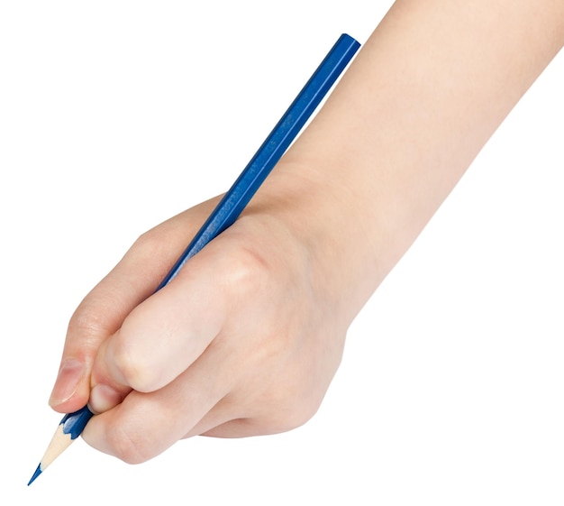 Mano escribe con lápiz azul aislado en blanco