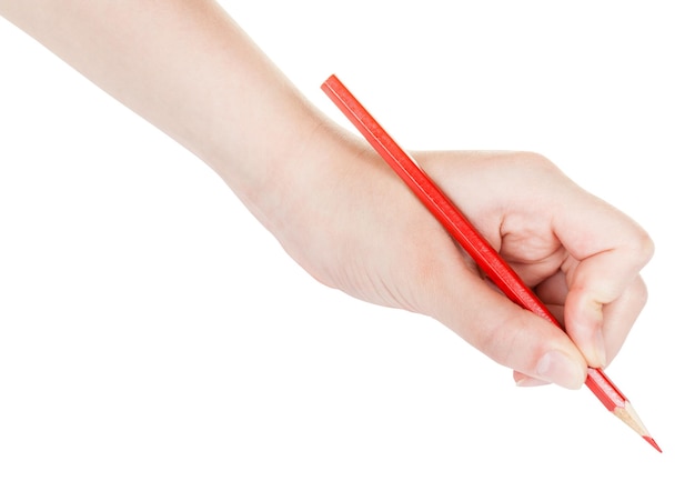 Mano escribe con lápiz rojo aislado en blanco
