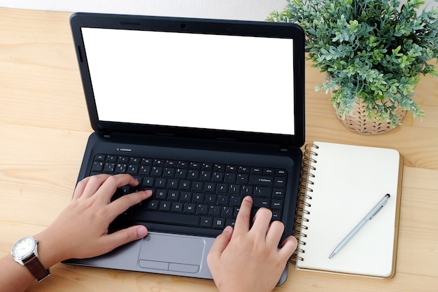 Mano escribiendo en la computadora portátil