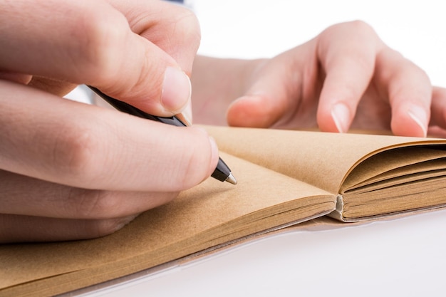 Mano escribiendo en un cuaderno