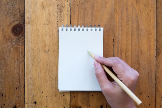 Mano escribiendo en el cuaderno