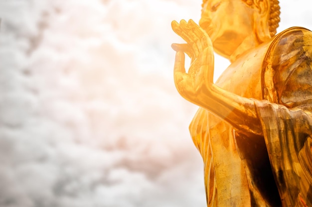 mano de la estatua de buda con luz amarilla.