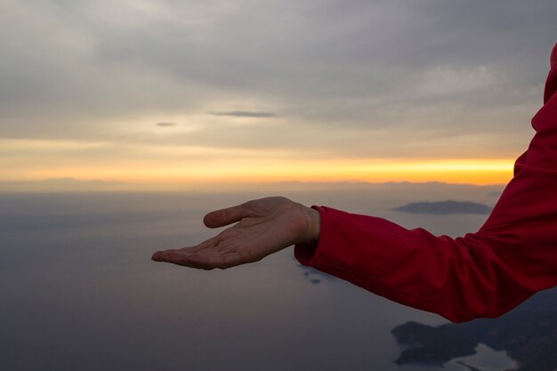 Mano estirada a lo largo del horizonte