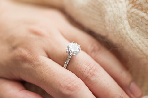 Mano femenina con anillo de diamantes de joyería hermosa