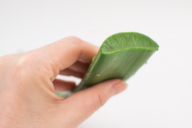 Mano femenina aplicando gel de aloe vera en una quemadura de piel. medicina alternativa natural