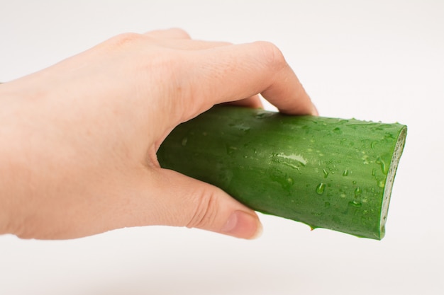 Mano femenina aplicando gel de aloe vera en una quemadura de piel. Medicina alternativa natural