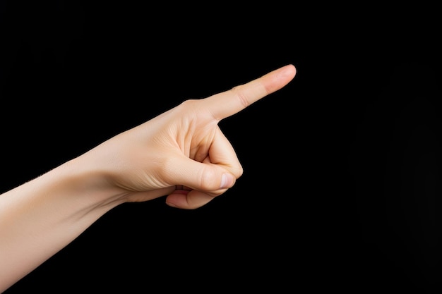 Mano femenina apuntando hacia arriba sobre fondo negro aislado