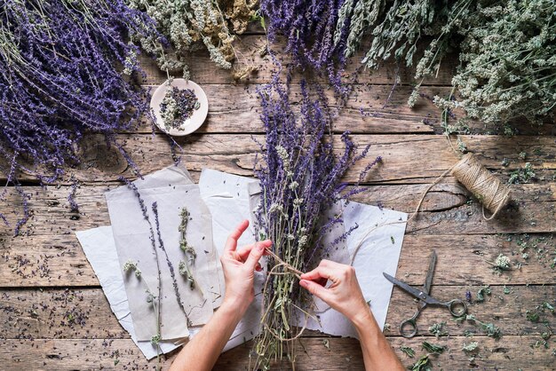 Mano femenina atar manojo Violet Sage alternativa