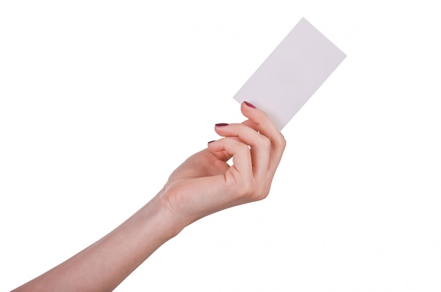 Mano femenina bien cuidada con manicura y laca roja sosteniendo una tarjeta blanca vacía