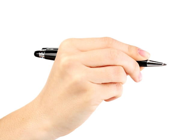 Mano femenina con bolígrafo aislado en blanco