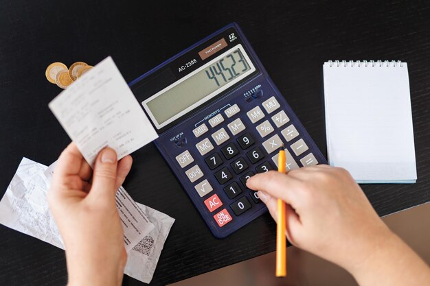 Mano femenina Calcular moneda con bloc de notas Concepto financiero Concepto de contabilidad