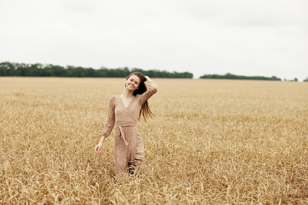 Mano femenina campo industria cultivo otoño temporada concepto