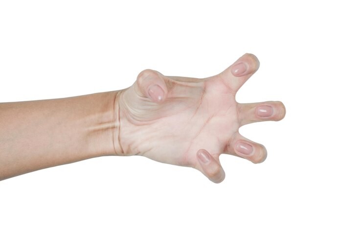 Foto mano femenina demuestra emocionalmente uñas dedos mano en tensión séptima foto en el conjunto