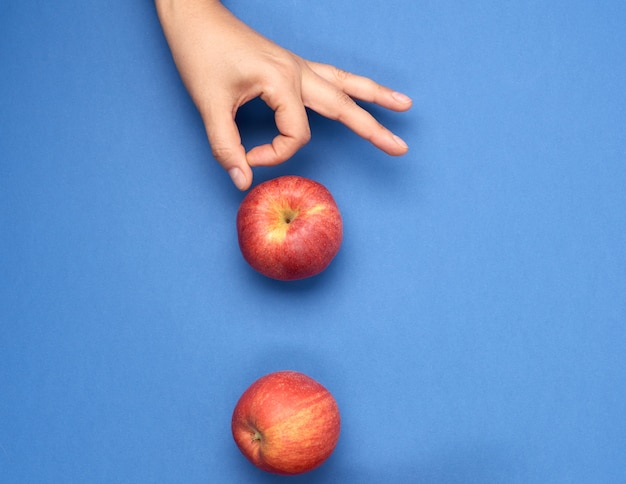 mano femenina, empujar, manzanas