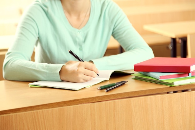 Mano femenina escribiendo en portatil closeup