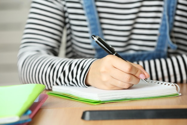 Mano femenina escribiendo en portatil closeup