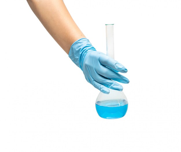 Foto mano femenina de un médico en un guante de goma azul seguro en el que el líquido es una vacuna azul, el desarrollo de medicamentos.