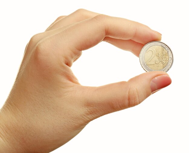 Mano femenina con moneda aislada en blanco