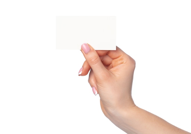 Mano femenina que sostiene la tarjeta de visita blanca aislada en blanco