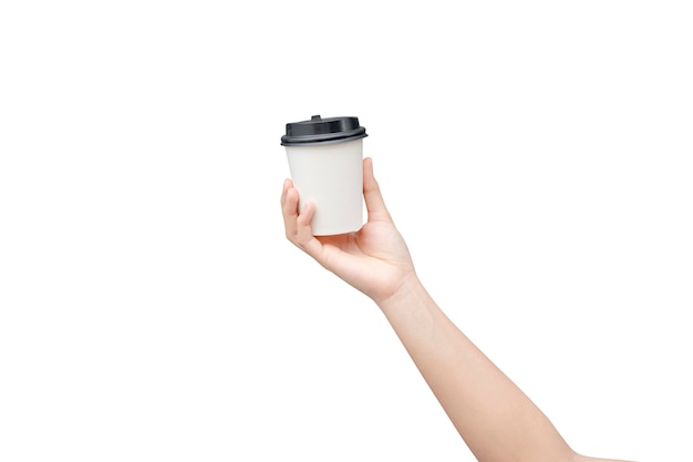 Mano femenina que sostiene una taza de papel de café en blanco