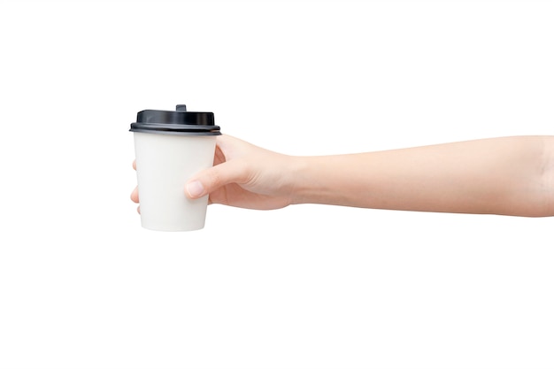 Mano femenina que sostiene una taza de papel de café en blanco