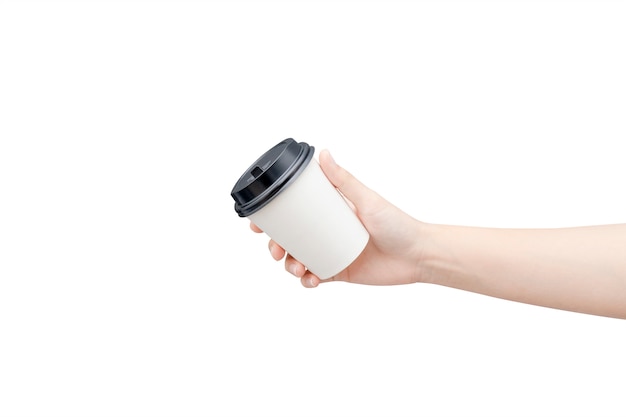 Mano femenina que sostiene una taza de papel de café en blanco