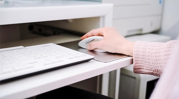 Foto mano femenina y ratón de computadora