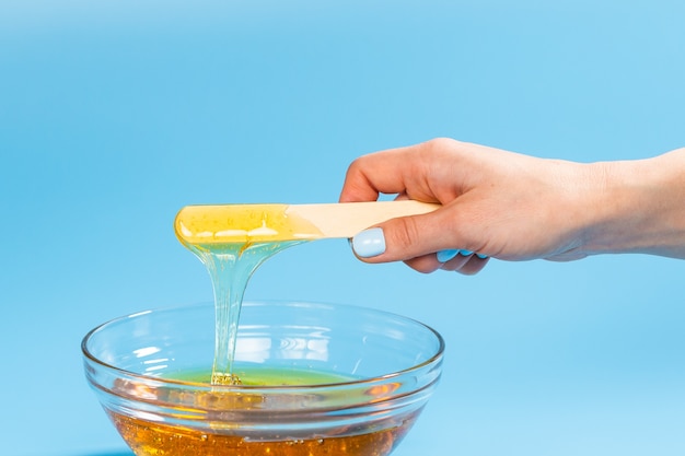 Foto mano femenina sacar pasta de azúcar