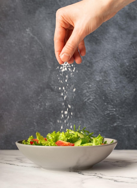 mano femenina sales ensalada verde