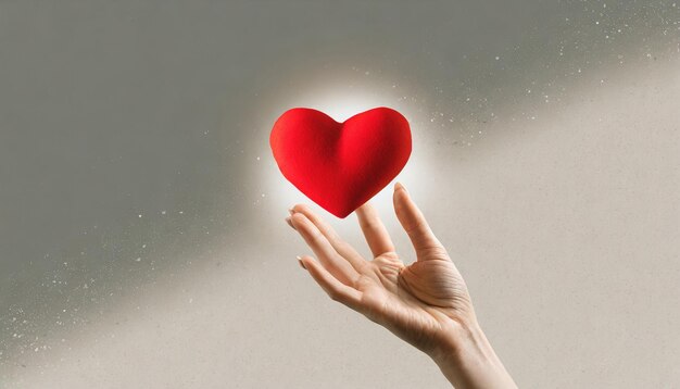 Foto mano femenina y símbolo de corazón rojo sobre un fondo claro obra de arte contemporánea minimalismo concepto de va