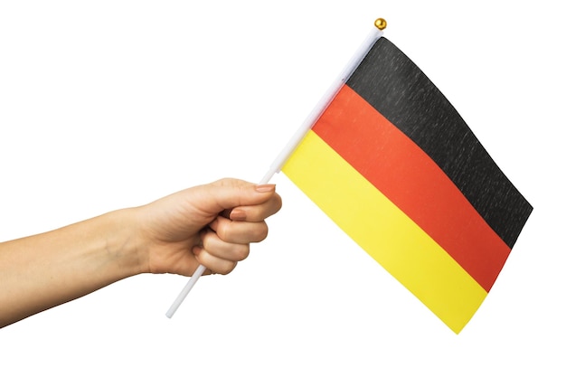 Mano femenina sosteniendo la bandera de Alemania aislada sobre fondo blanco, plantilla para diseñadores