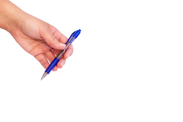 Mano femenina sosteniendo un bolígrafo azul sobre un fondo blanco.